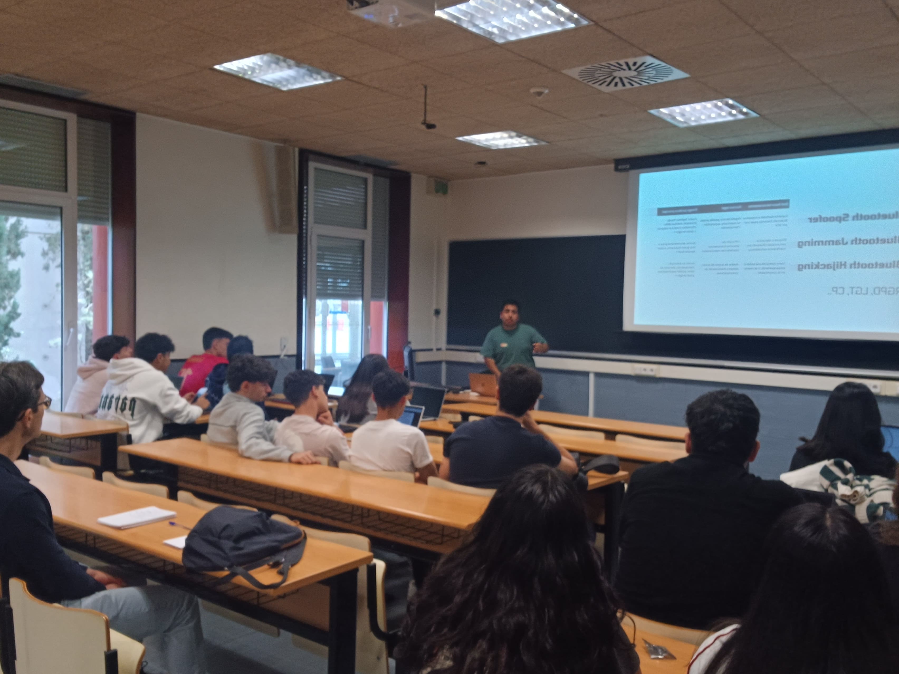 �ngel Casta�o C�scales explicando m�todos de ciberataque y su marco jur�dico en el taller